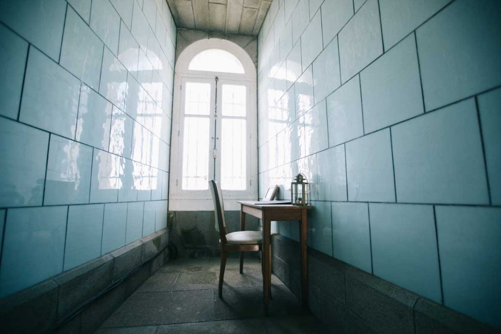 Les carreaux d'opaline dans le phare de l'île vierge. crédit photo : Clara Ferrand - blog Wildroad