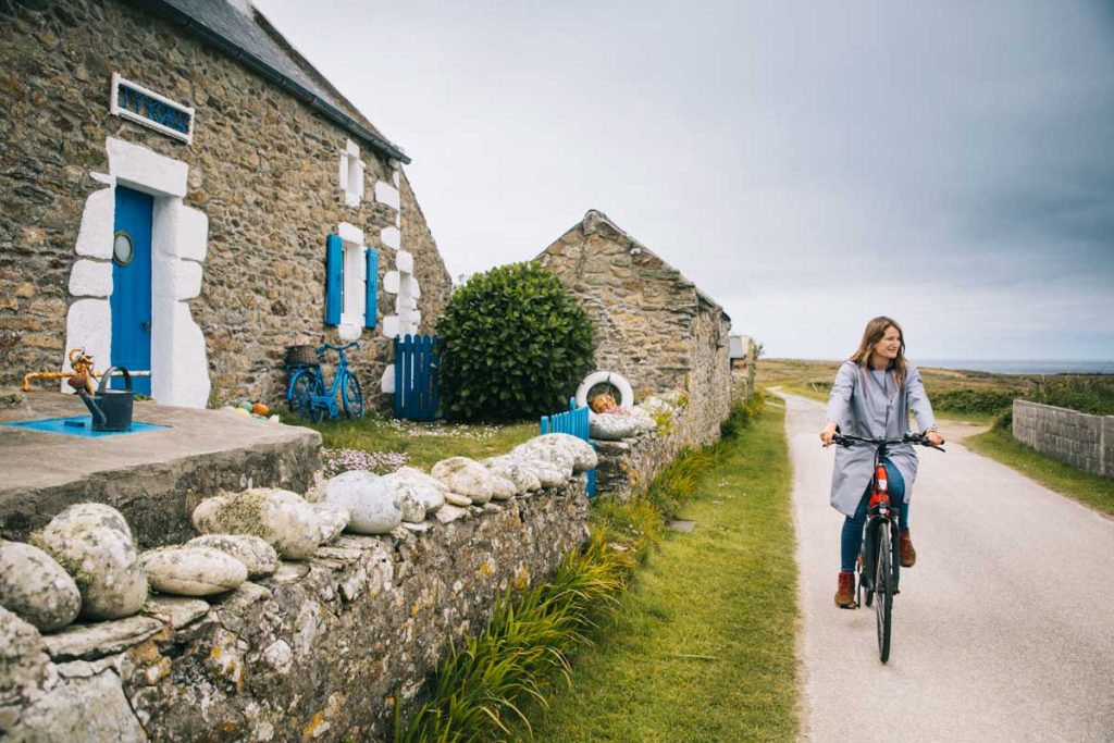À vélo jusqu'à la pointe de Porz Doun. crédit photo : Clara Ferrand - blog Wildroad