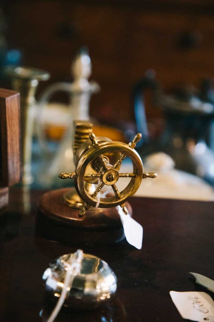 Objets de marin dans la brocante de Paul Townsend. crédit photo : Clara Ferrand - blog Wildroad