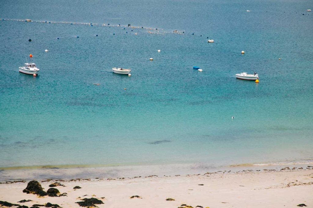 Les eaux turquoise de l'île bretonne. crédit photo : Clara Ferrand - blog Wildroad