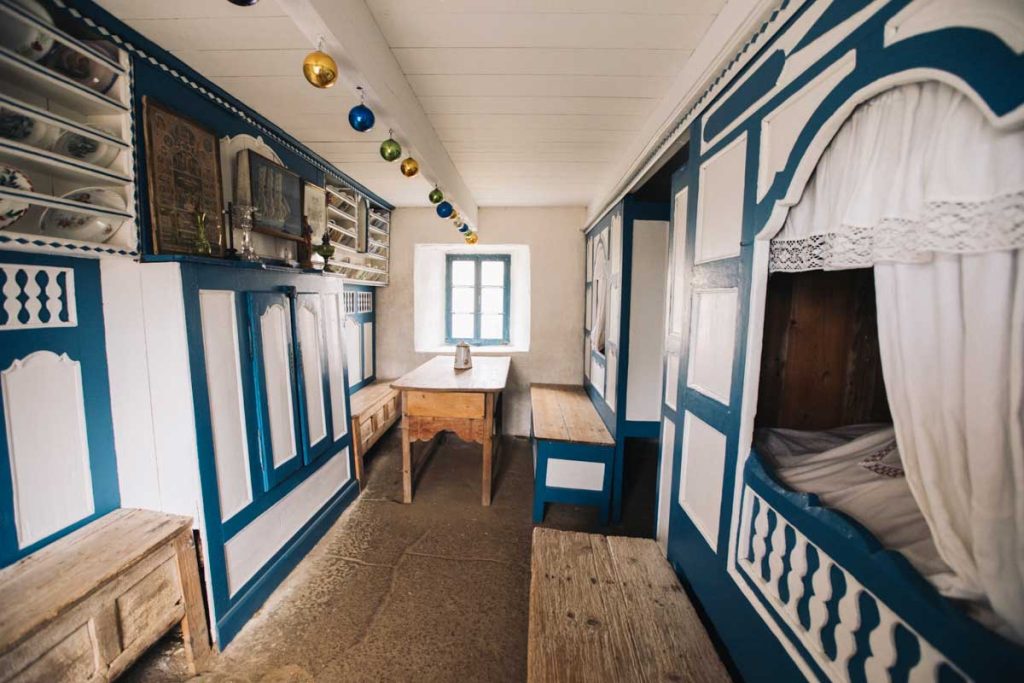 Les habitats traditionnels Ouessantin dans l'écomusée Niou Huella. Crédit photo : Clara Ferrand - blog Wildroad