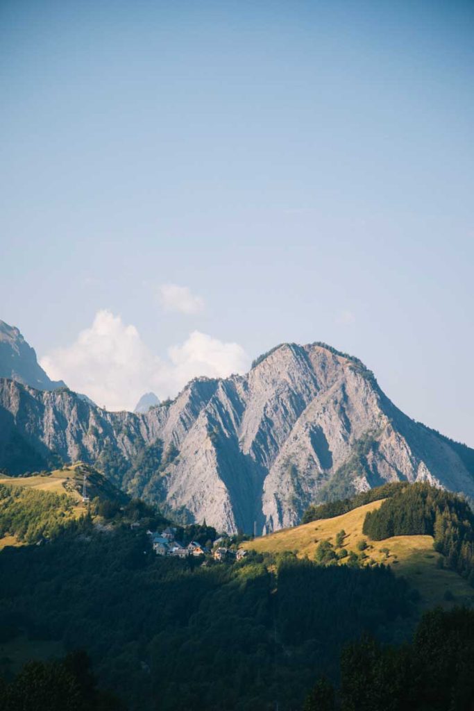 Le hameau d'Ovule dans la vallée de la Lignarre. crédit photo : Clara Ferrand - blog Wildroad