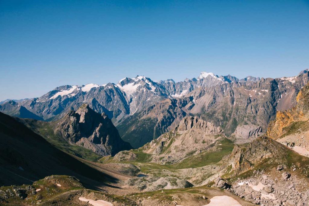 Panorama du col des Bermudes sur les Écrins. crédit photo : Clara Ferrand - blog Wildroad