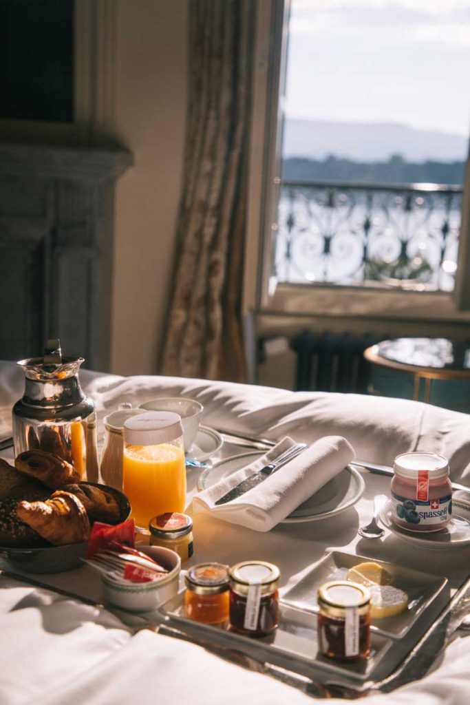 Le petit déjeuner dans la chambre de l'hôtel du Beau rivage. crédit photo : Clara Ferrand - blog Wildroad