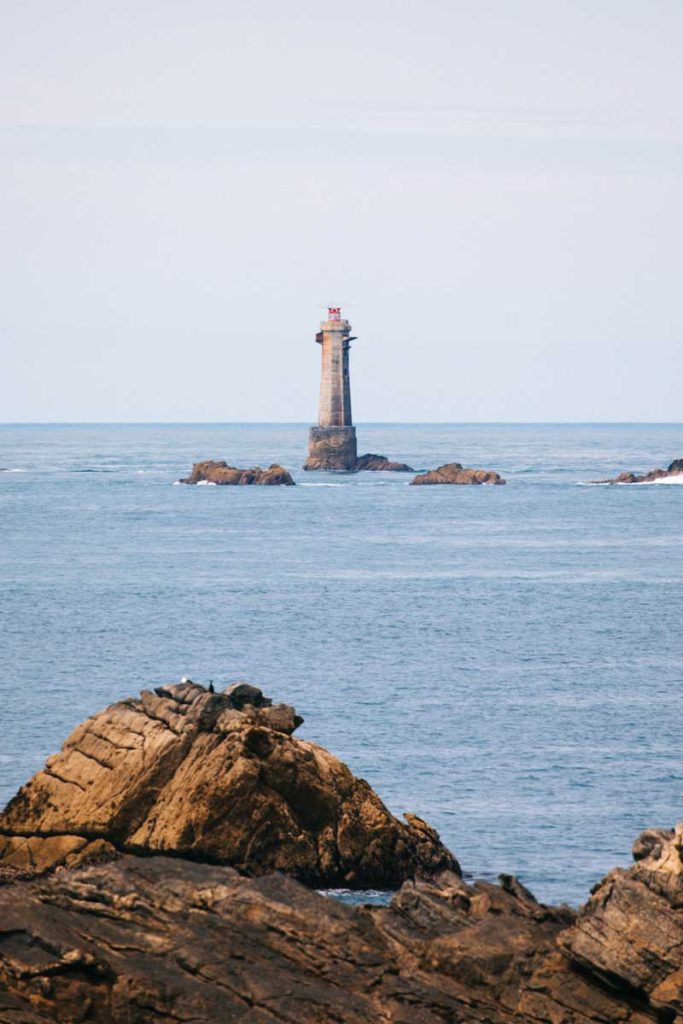 Le phare de la Jument depuis la pointe de Porz Doun. crédit photo : Clara Ferrand - blog Wildroad