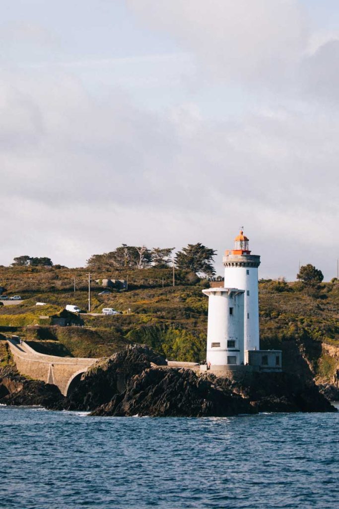 Le phare du Petit minou depuis la traversée en ferry pour Ouessant. crédit photo : Clara Ferrand - blog Wildroad