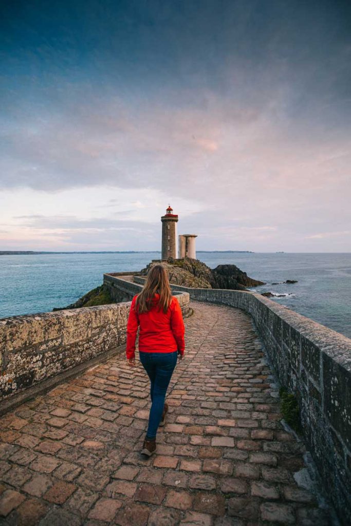 Coucher de soleil au phare du Petit Minou à côté de Brest. crédit photo : Clara Ferrand - blog Wildroad