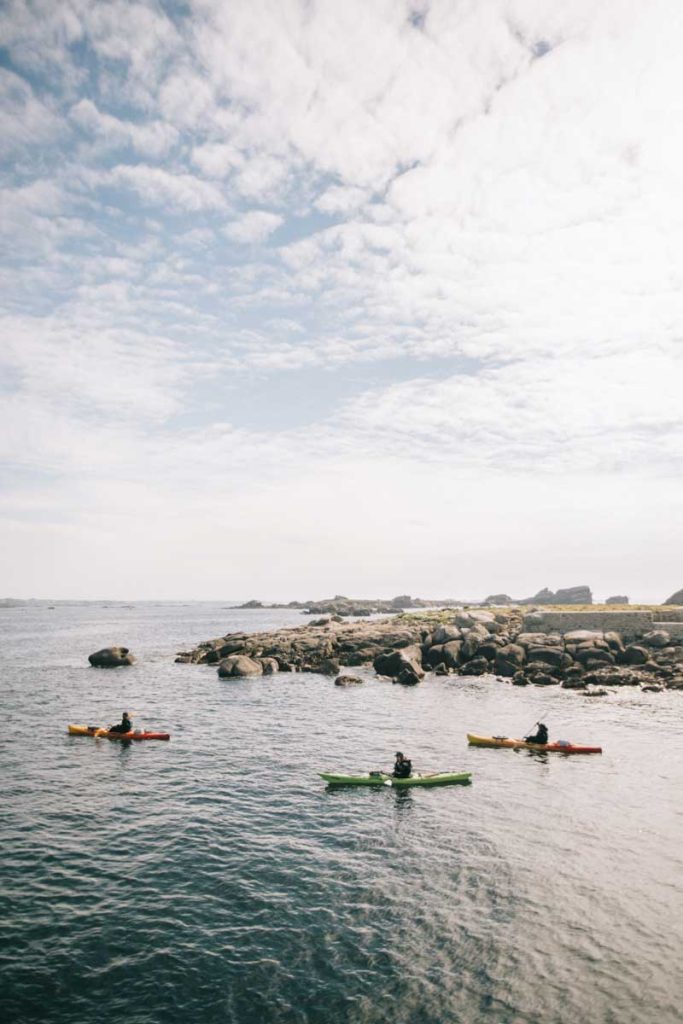 Aller sur l'île vierge en kayak pour visiter le phare. crédit photo : Clara Ferrand - blog Wildroad
