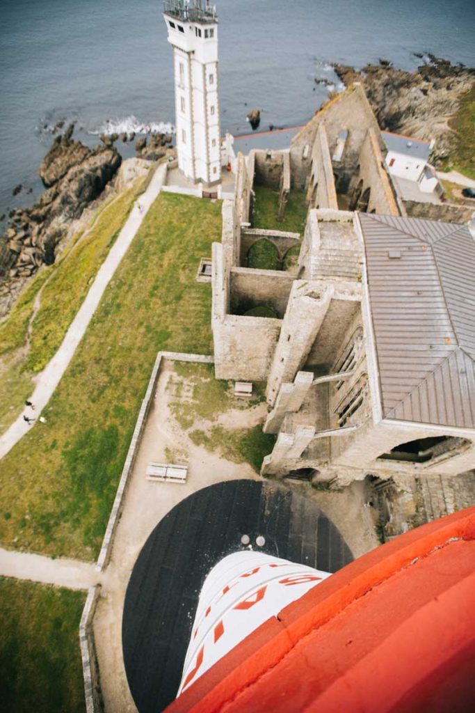 La vue sur l'abbaye depuis le phare de Saint-Mathieu en Finistère. crédit photo : Clara Ferrand - blog Wildroad