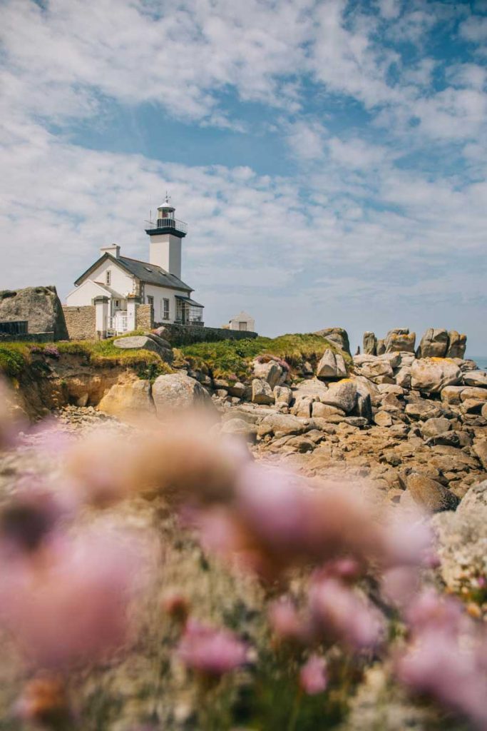 Le phare de Pontusval dans le Finistère sur la côte des Légendes. crédit photo : Clara Ferrand - blog Wildroad