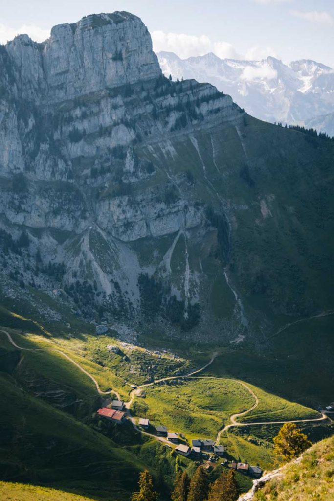 Les châlets de Mayse dans les Aravis. crédit photo : Clara Ferrand - blog Wildroad