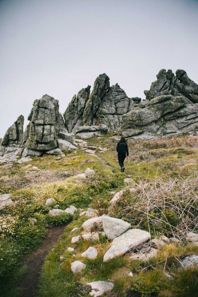 Sur le sentier côtier de l'île d'Ouessant. crédit photo : Clara ferrand - blog Wildroad 