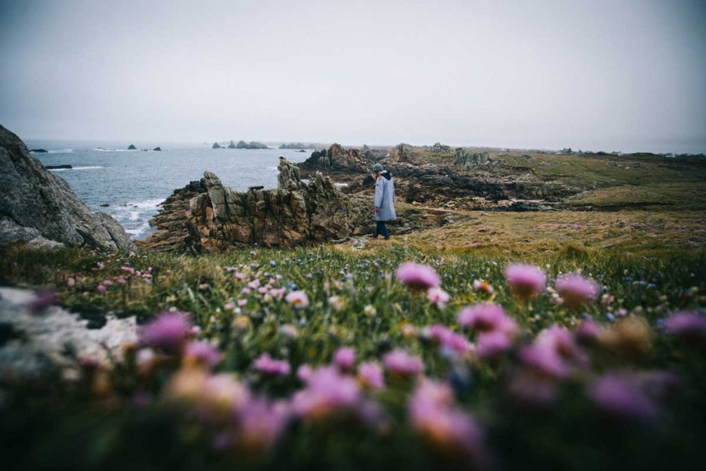 Randonner sur le sentier côtier le long de l'île d'Ouessant en Bretagne. crédit photo : Clara Ferrand - blog Wildroad