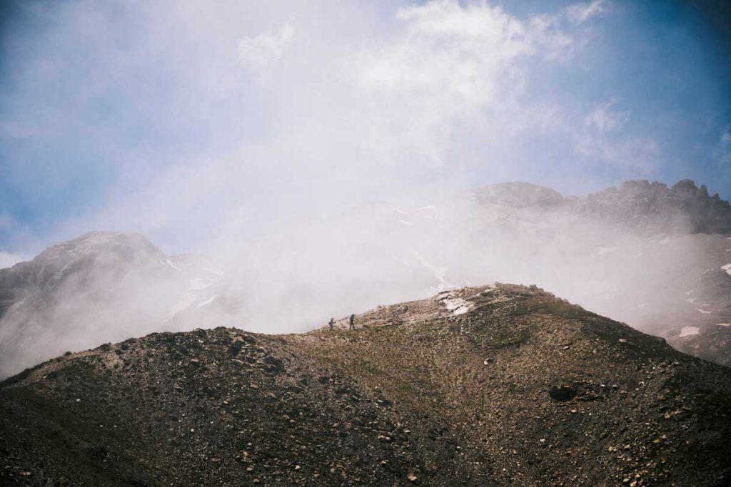 Les randonneurs dans la brume au col de la Ponsonnière. crédit photo : Clara Ferrand - blog Wildroad