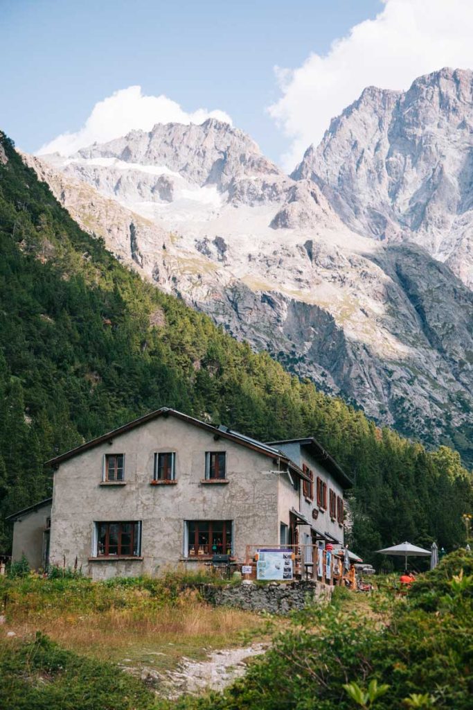 Le refuge du Carrelet dans les Écrins. crédit photo : Clara Ferrand- blog Wildroad 