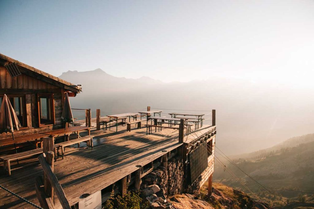 Le refuge de Évariste Chancel avec la vue sur les Alpes. crédit photo : Clara Ferrand - blog Wildroad