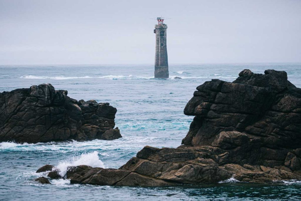 Le phare de Nividic au large de Brest en Bretagne. crédit photo : Clara Ferrand - blog Wildroad