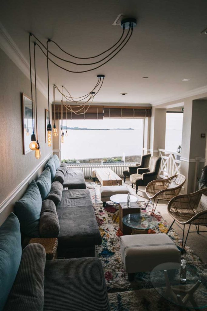 Restaurant dans l'hôtel la baie des Anges sur la côte des légendes. crédit photo : Clara Ferrand - blog Wildroad