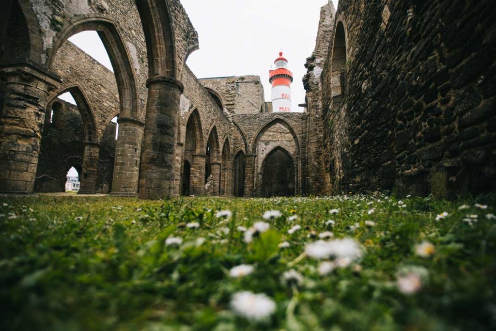Le phare de la pointe Saint-Mathieu dans le Finistère. crédit photo : Clara Ferrand - blog Wildroad