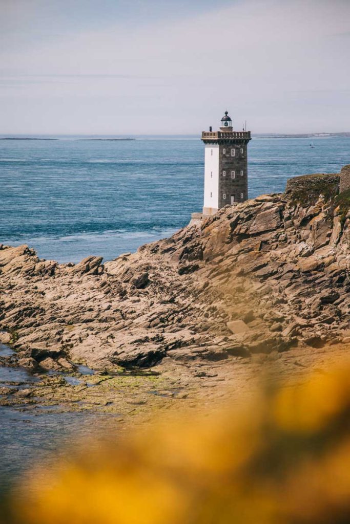 Le phare de Kermorvan au Conquet sur la route des phares. crédit photo : Clara Ferrand - blog Wildroad