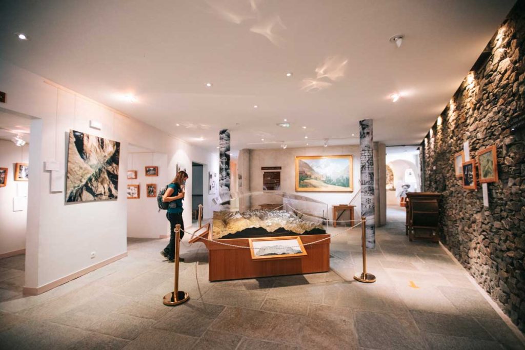 Visite culturelle au musée mémoire d'Alpinisme pour en savoir plus sur l'histoire des Écrins. crédit photo : Clara Ferrand - blog Wildroad