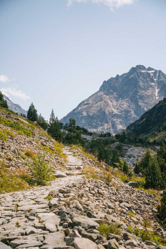 Sentier pour randonnée au fond de la vallée du Vénéon. crédit photo : Clara Ferrand - blog Wildroad