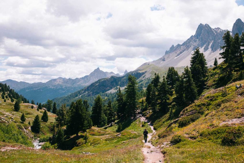 Sentier dans la vallée de la Clarée. crédit photo : Clara Ferrand - blog Wildroad 