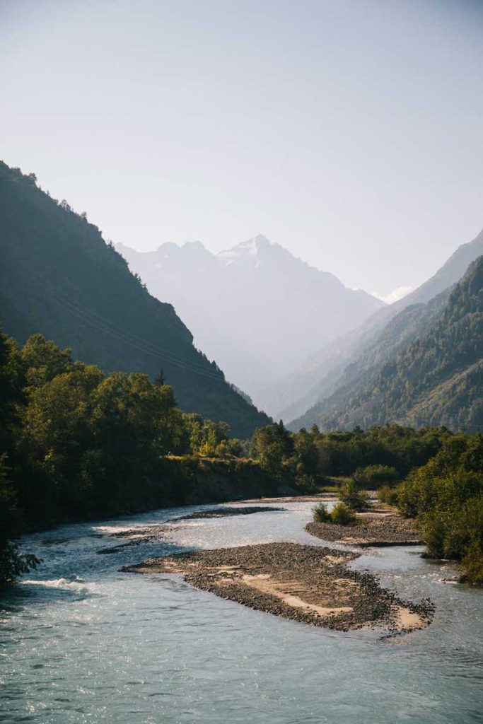 Le torrent du Vénéon qui coule dans la vallée du même nom en Oisans. crédit photo : Clara Ferrand - blog Wildroad
