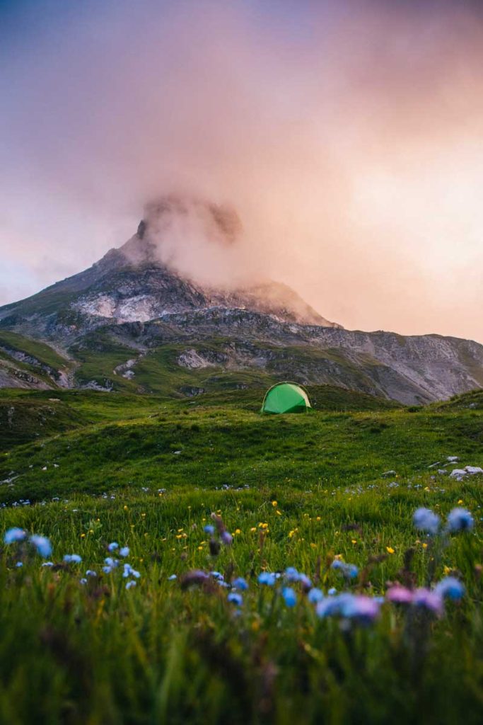 Bivouac pendant la randonnée du tour du massif des Cerces. crédit photo : Clara Ferrand - blog Wildroad