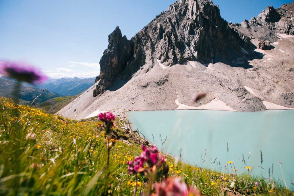 Le lac des béraudes bleu turquoise dans les Hautes-Alpes. crédit photo : Clara Ferrand - blog Wildroad