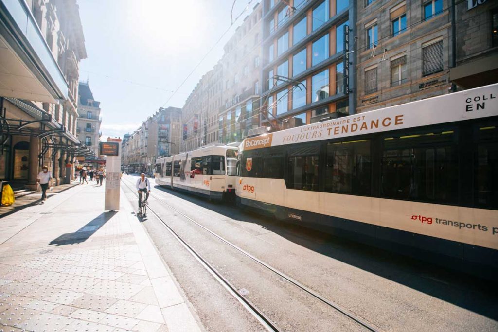 Se déplacer en transport en commun avec les trams et bus de Genève. crédit photo : Clara Ferrand - blog Wildroad
