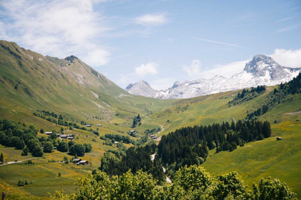 La vallée du Grand Bornand en été dans les Aravis. crédit photo : Clara Ferrand - blog Wildroad