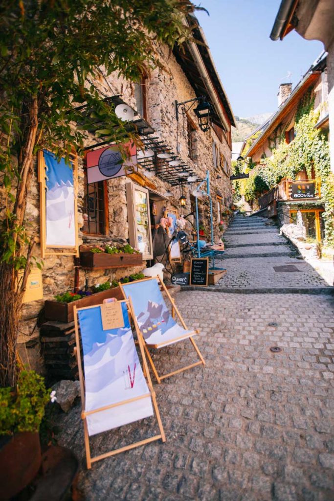 Le village de Venosc en Oisans. crédit photo : Clara Ferrand - blog Wildroad