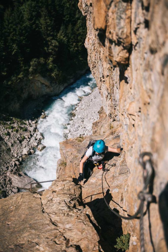 Via ferrata au dessus du Vénéon à Saint-Christophe en Oisans. crédit photo : Clara Ferrand - blog Wildroad