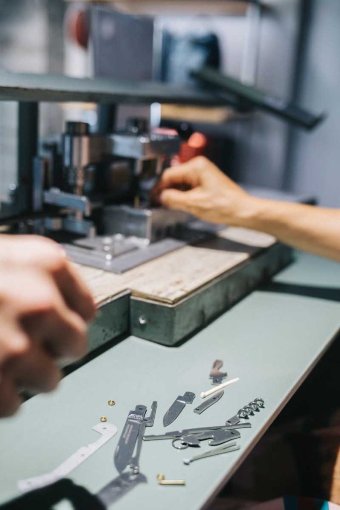 Personnaliser et assembler son propre couteau suisse chez victorieux. crédit photo : Clara Ferrand - blog WIldroad