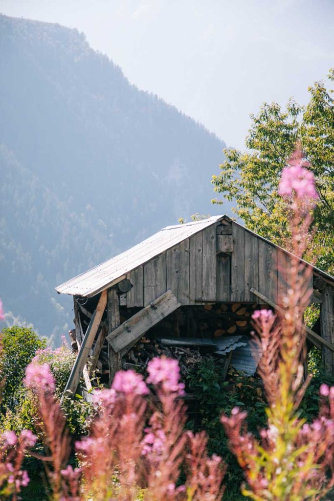 Village et hameau dans l'Oisans : a la découverte de la vallée de la Romanche. crédit photo : Clara Ferrand - blog Wildroad