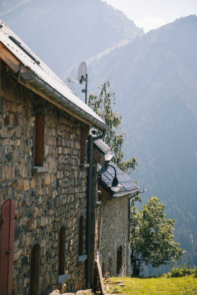Le hameau de Villard Raymond dans la vallée de la Lignarre. crédit photo : Clara Ferrand - blog Wildroad