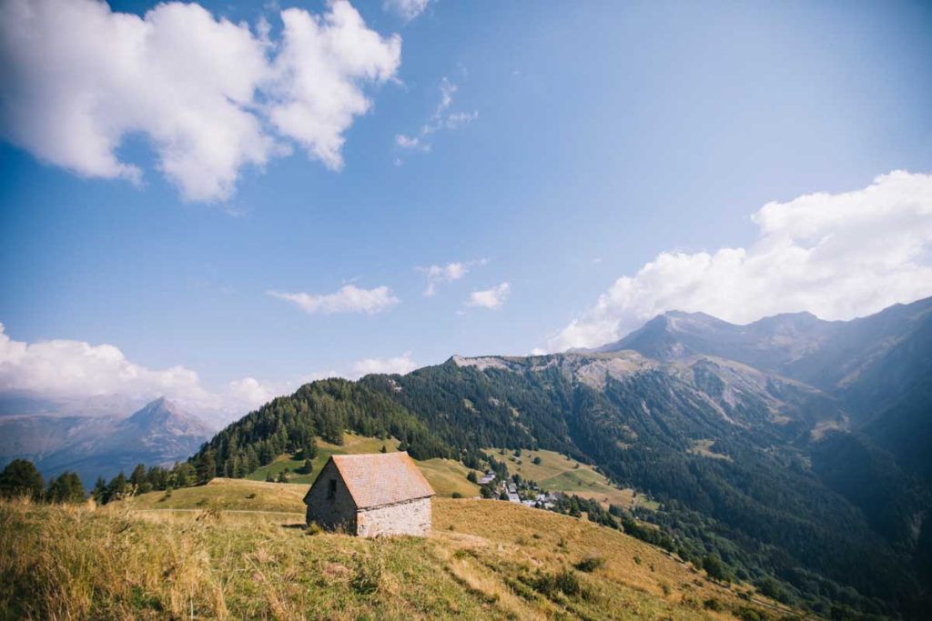 La. chapelle au dessus du hameau de Villard-Raymond. crédit photo : Clara Ferrand - blog Wildroad