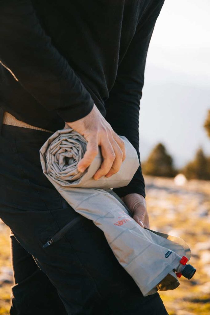 Comment bien stocker son matelas gonflable de bivouac. crédit photo : Clara Ferrand - blog Wildroad