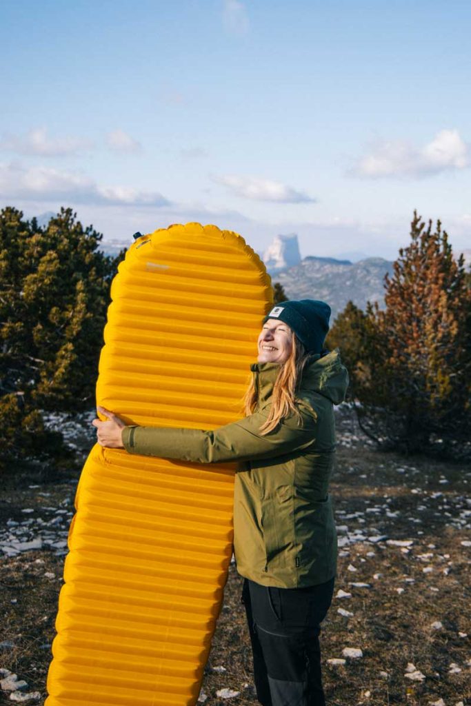 Le matelas de randonnée Neoair Xlite de Thermarest pour un bivouac. crédit photo : Clara Ferrand - blog Wildroad