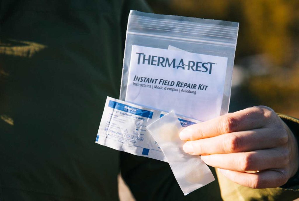 Les kit de réparation pour réparer une fuite dans un matelas gonflable. crédit photo : Clara Ferrand - blog Wildroad