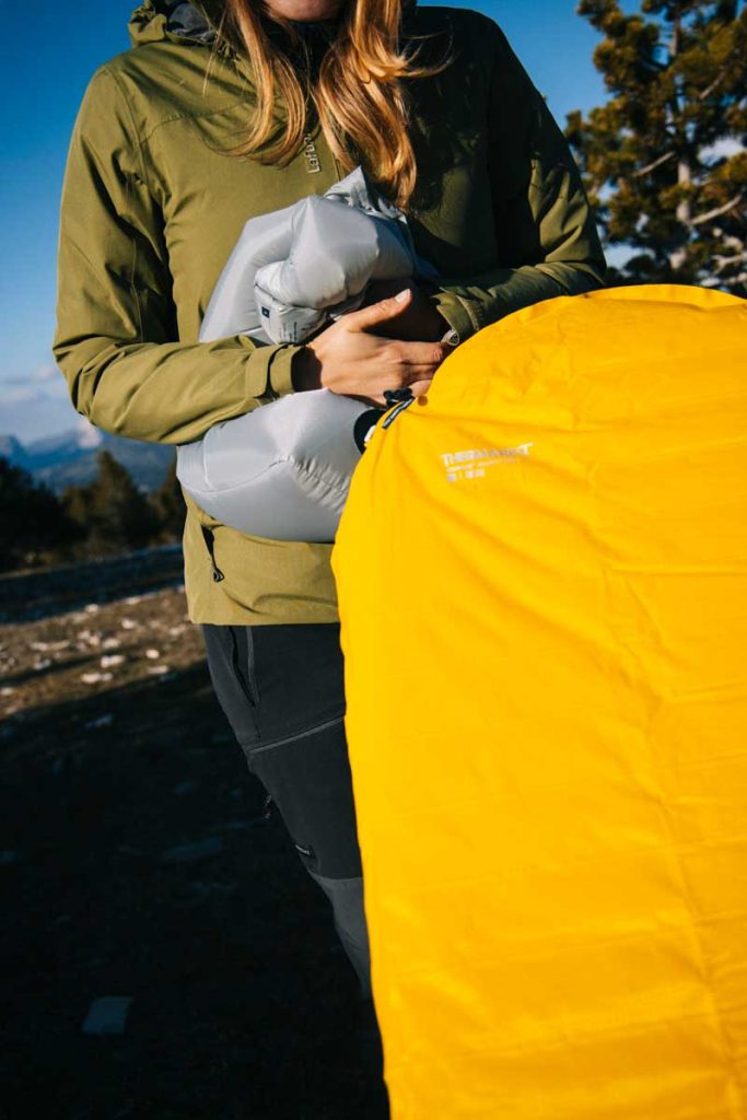 Les matelas thermarest et son sac de gonflage. crédit photo : Clara Ferrand - blog Wildroad