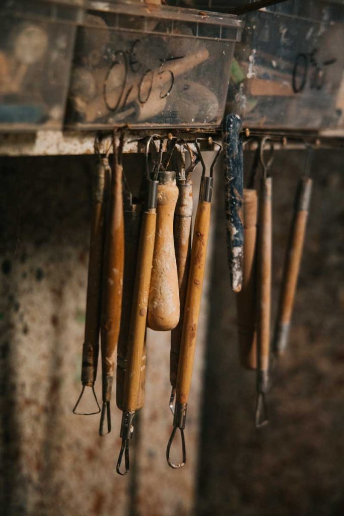 Visiter l'atelier d'un potier dans le village de Dieulefit dans la Drôme. crédit photo : Clara Ferrand - blog Wildroad