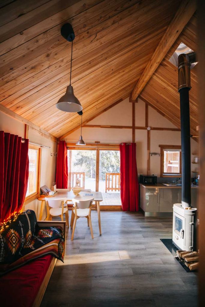 Une cabane Huttopia au village de Bozel dans la Vanoise. crédit photo : clara Ferrand - blog Wildroad