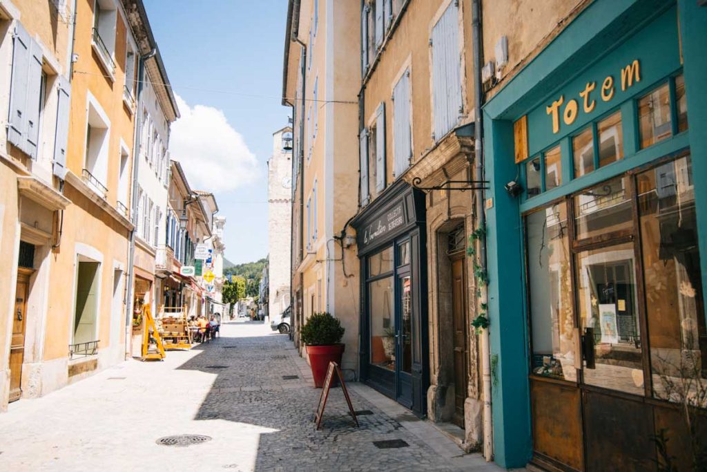 Que voir et que faire dans le centre-ville de Dieulefit. crédit photo : Clara Ferrand - blog Wildroad