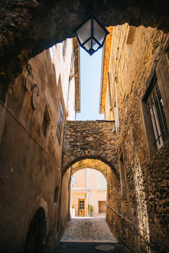Les arches du centre-ville du village de Dieulefit dans la Drôme. crédit photo : Clara Ferrand - blog Wildroad
