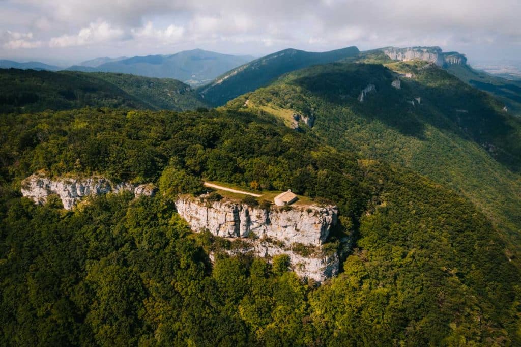 La Chapelle de la montagne Saint-Maurice une randonnée à faire en Drôme. crédit photo : Clara Ferrand - blog Wildroad