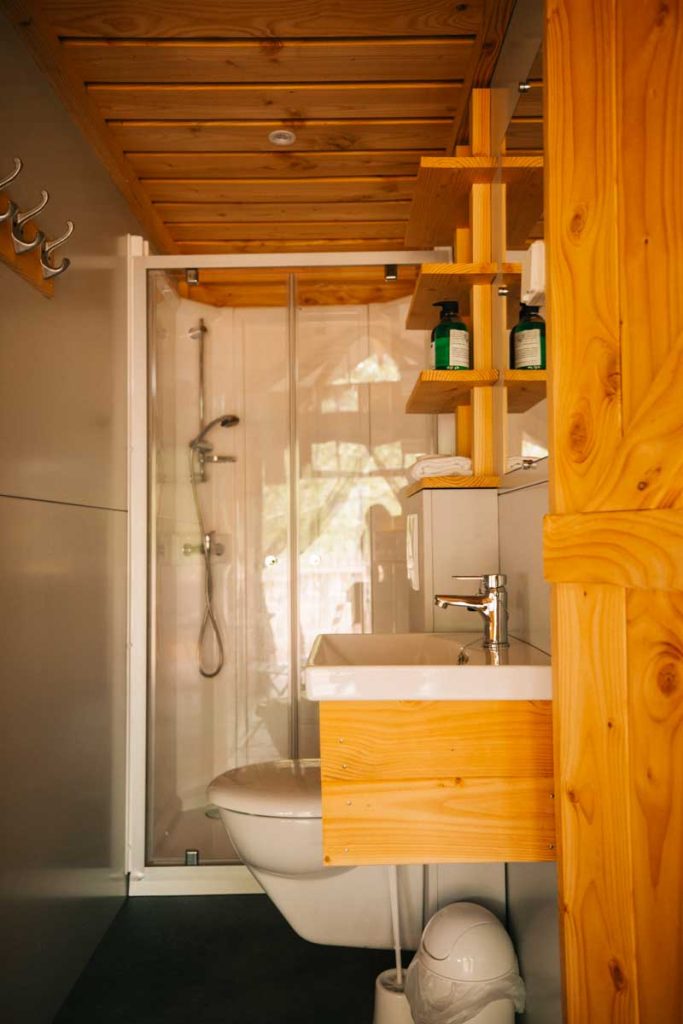 La salle de bain de la tente trappeur huttopia. crédit photo : Clara Ferrand - blog Wildroad