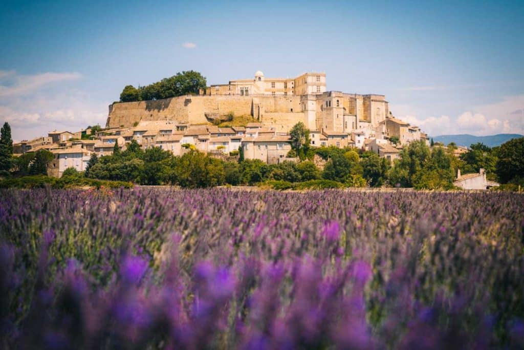Le village de Grignan en Drôme provençale. crédit photo : Clara Ferrand - blog Wildroad