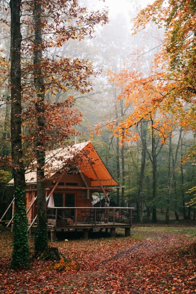 Hébergement en Cahutte dans un Huttopia dans le Perche. crédit photo : Clara Ferrand - blog Wildroad